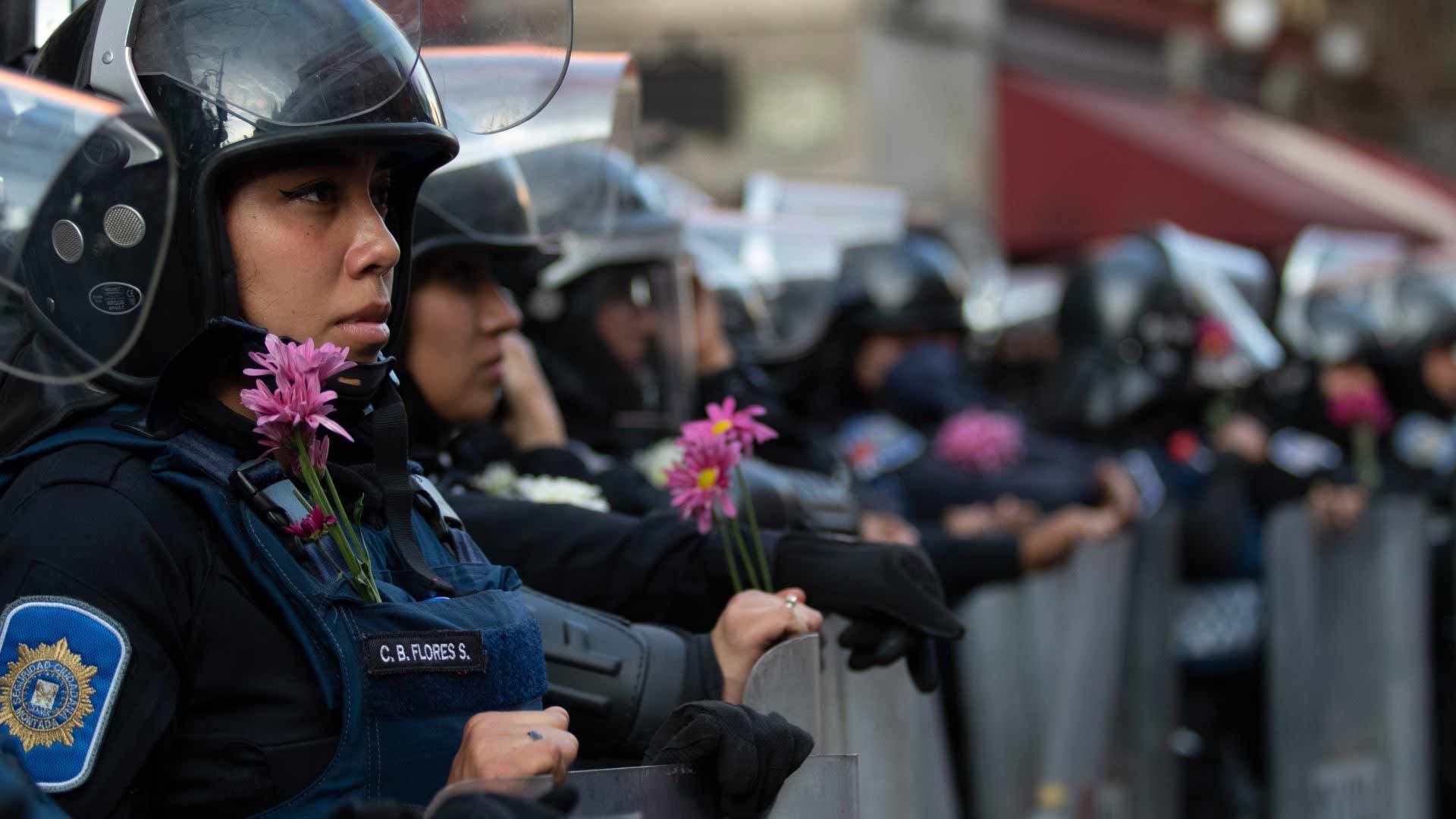 Mujeres policía resguardan edificios de la Ciudad de México