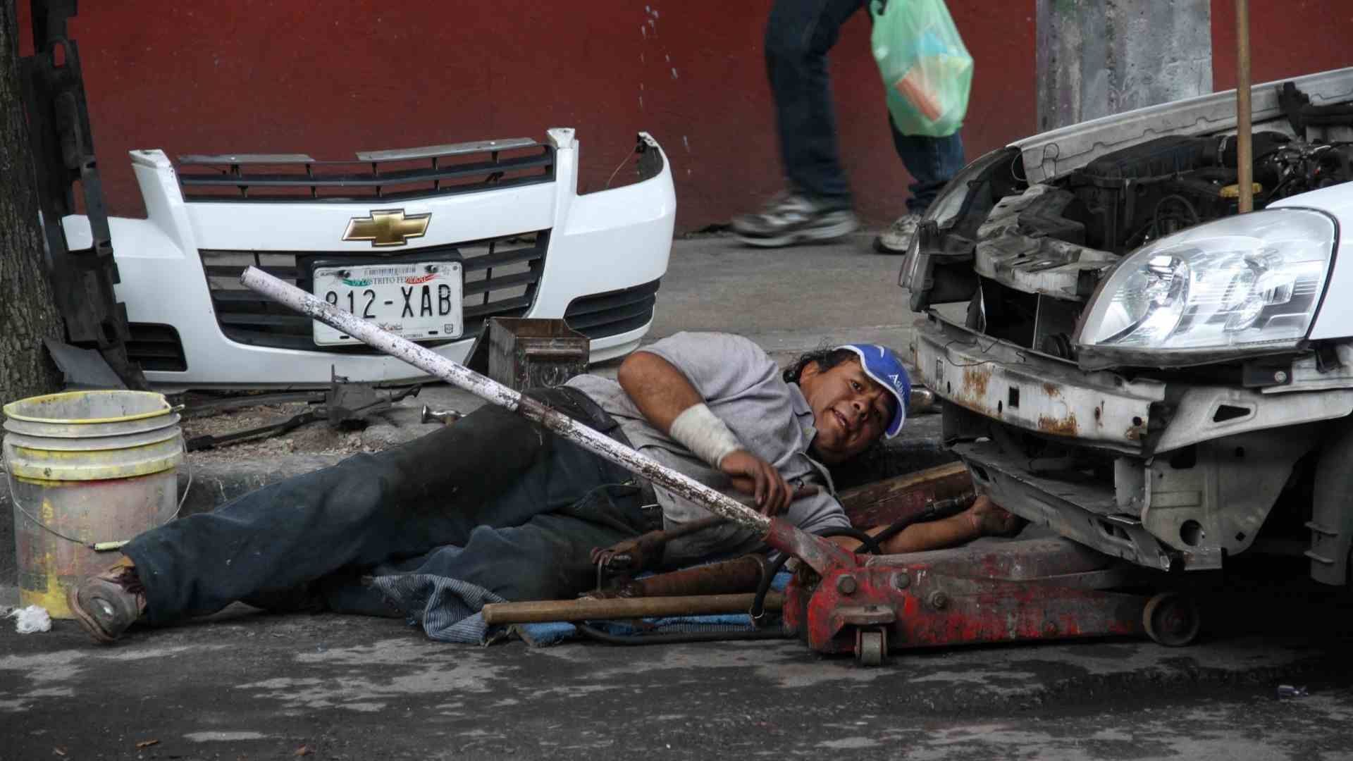 La multa en la CDMX por reparar un coche en la calle va de 103.74 pesos hasta mil 37 pesos