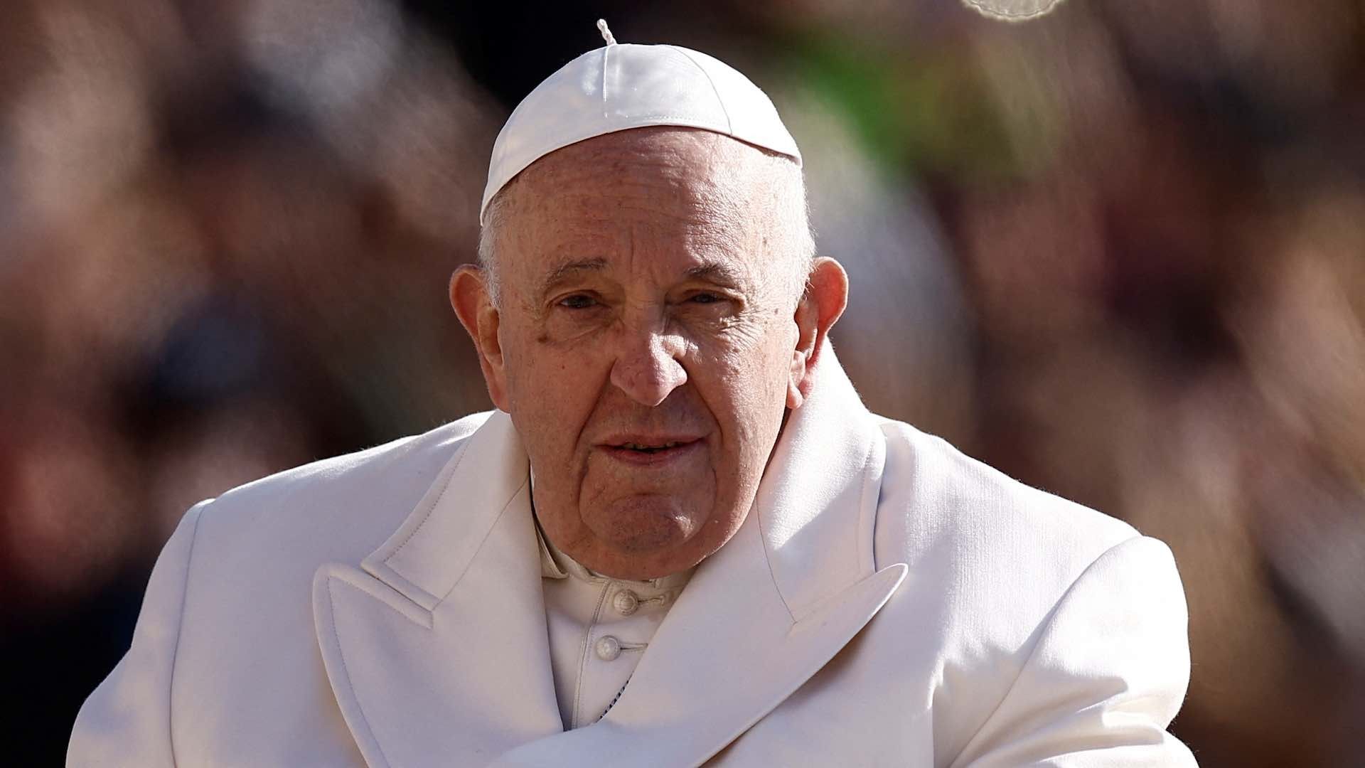 El Papa Francisco ha tenido problemas en la rodilla, padece diverticulitis y ahora se encuentra hospitalizado