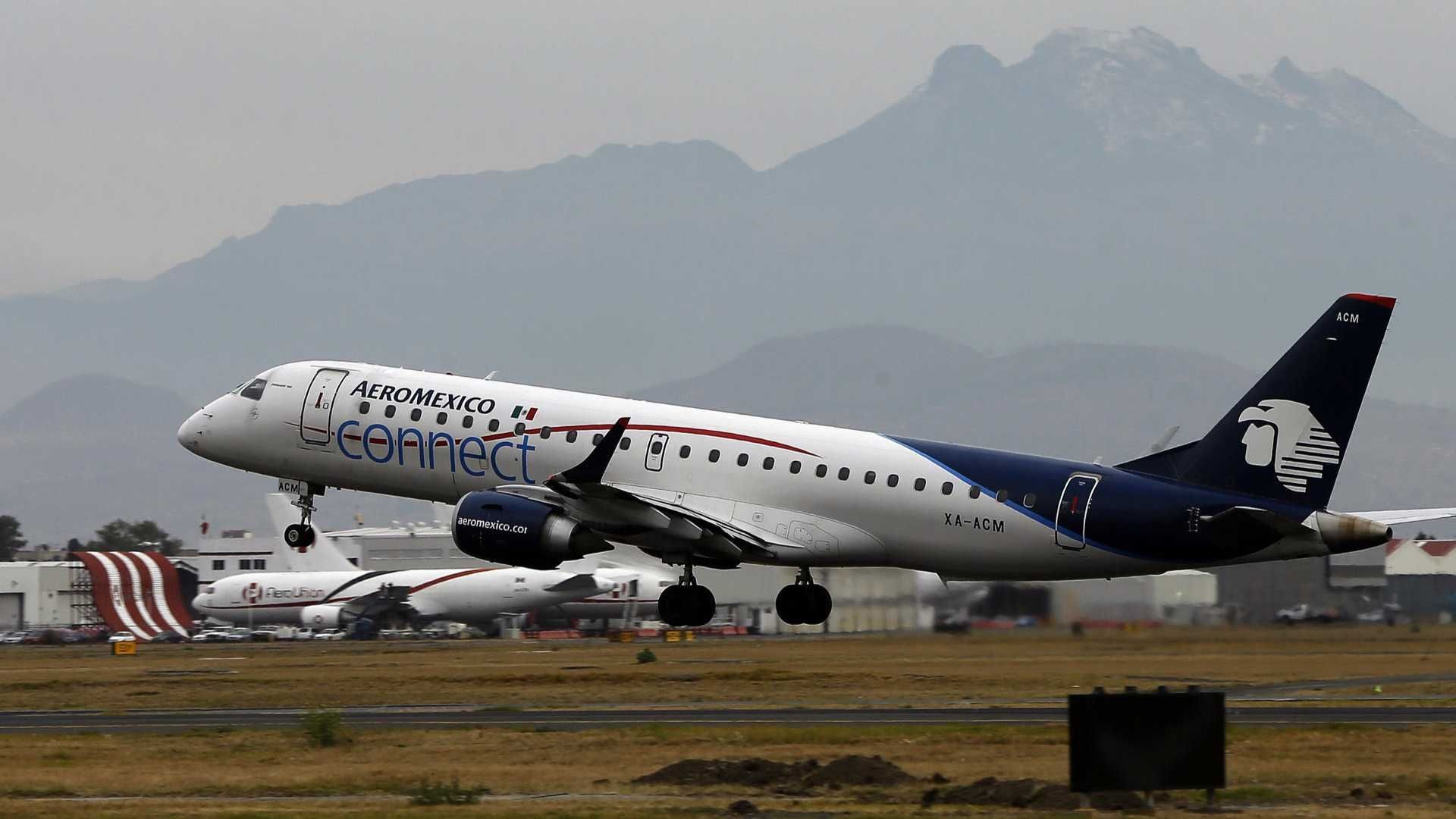 Avión de Aeromexico en el AICM