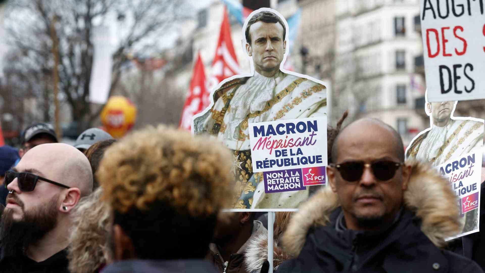 El principal eje de la reforma que promueve Macron es retrasar la edad mínima de jubilación dos años, de los 62 años actuales a los 64 