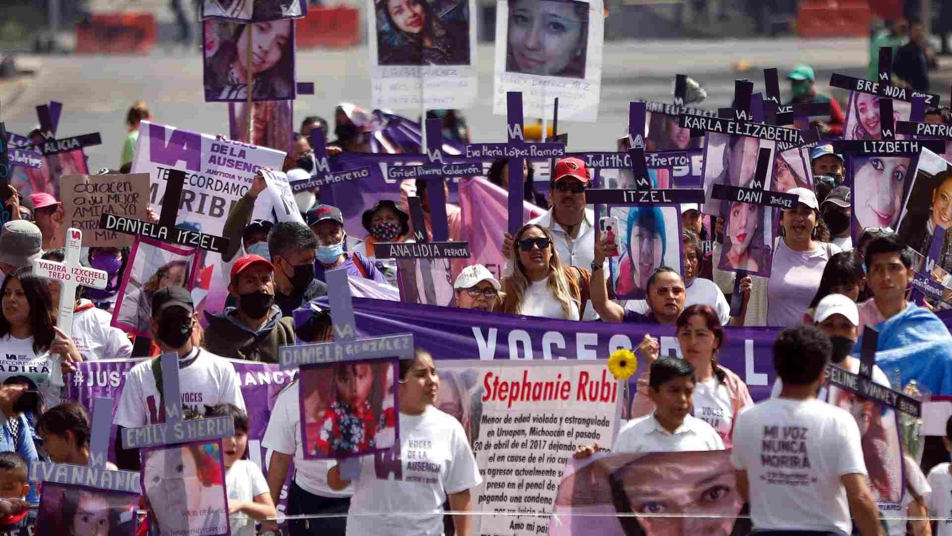 Colectivo marcha para exigir justicia por los feminicidios en la Ciudad de México