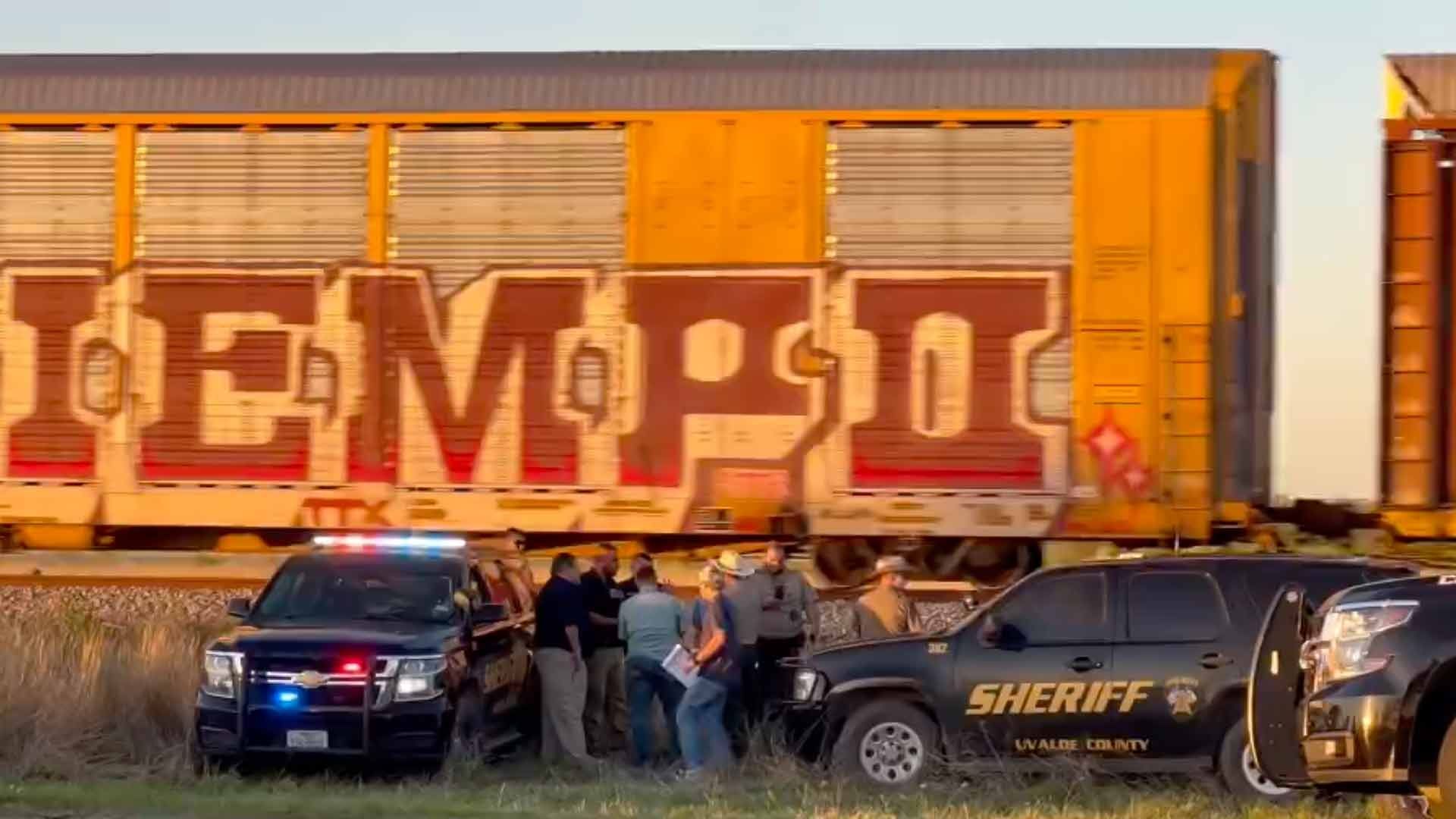 Autoridades encontraron a más de una decena de migrantes en un vagón de tren en las afueras de Knippa, Texas