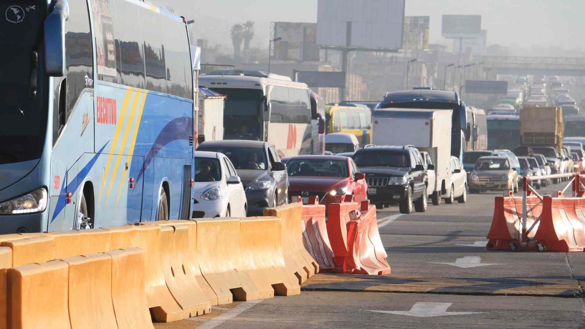 Tráiler se queda sin frenos en la México-Puebla