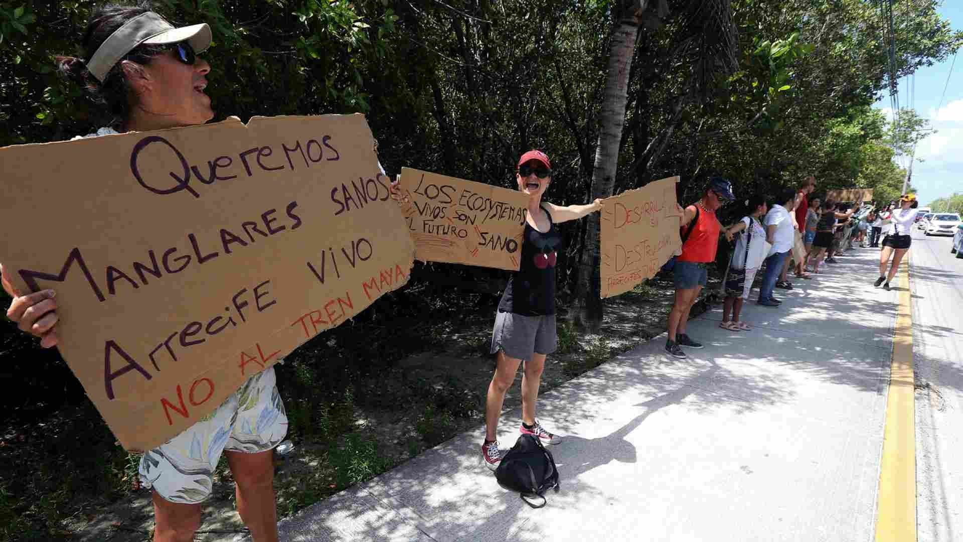 Protestan con cadena humana contra Tren Maya 