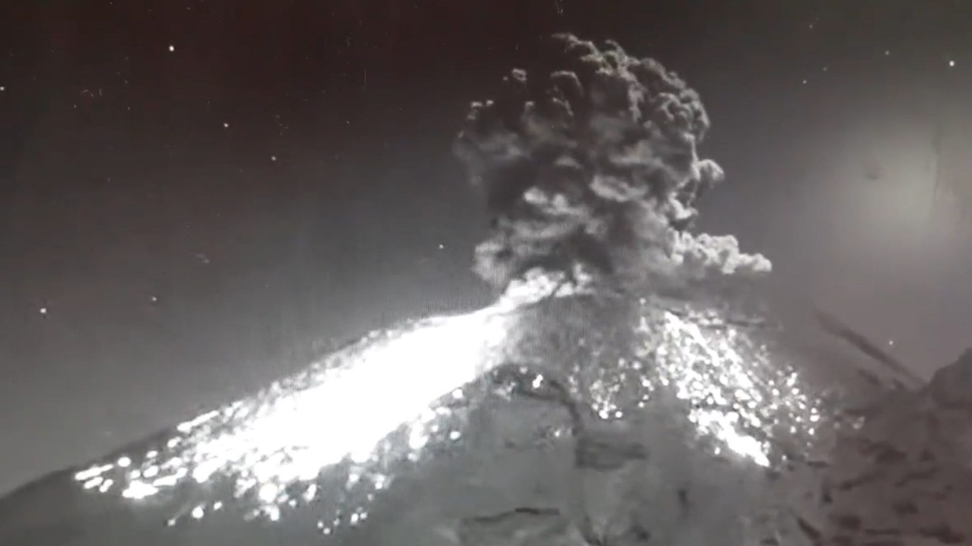 Volcán Popocatépetl Lanza Densa Fumarola Tras Explosión