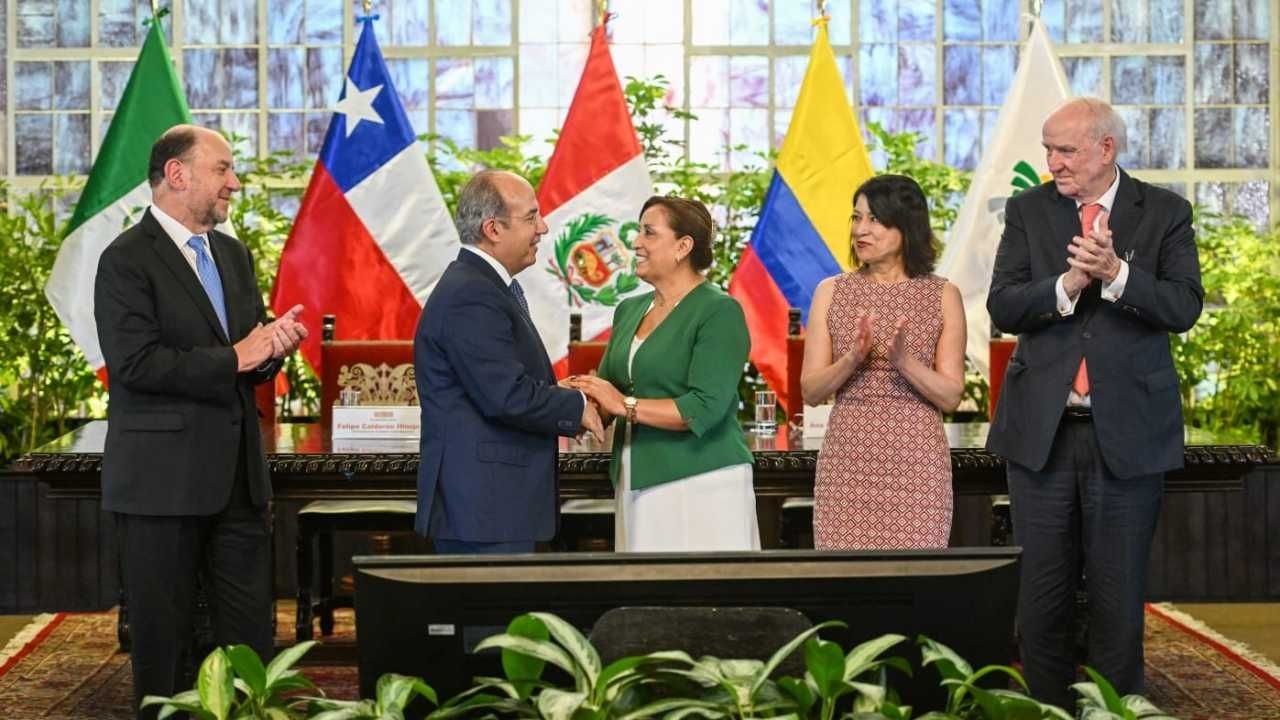 Segob critica reunión de Felipe Calderón con presidenta Dina Boluarte de Perú