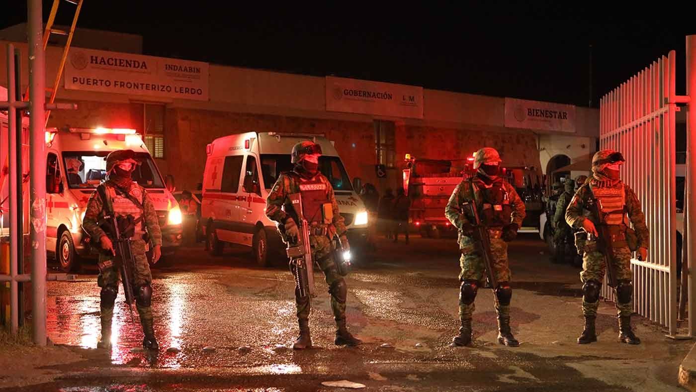 Militares vigilan la estación migratoria de Ciudad Juárez.