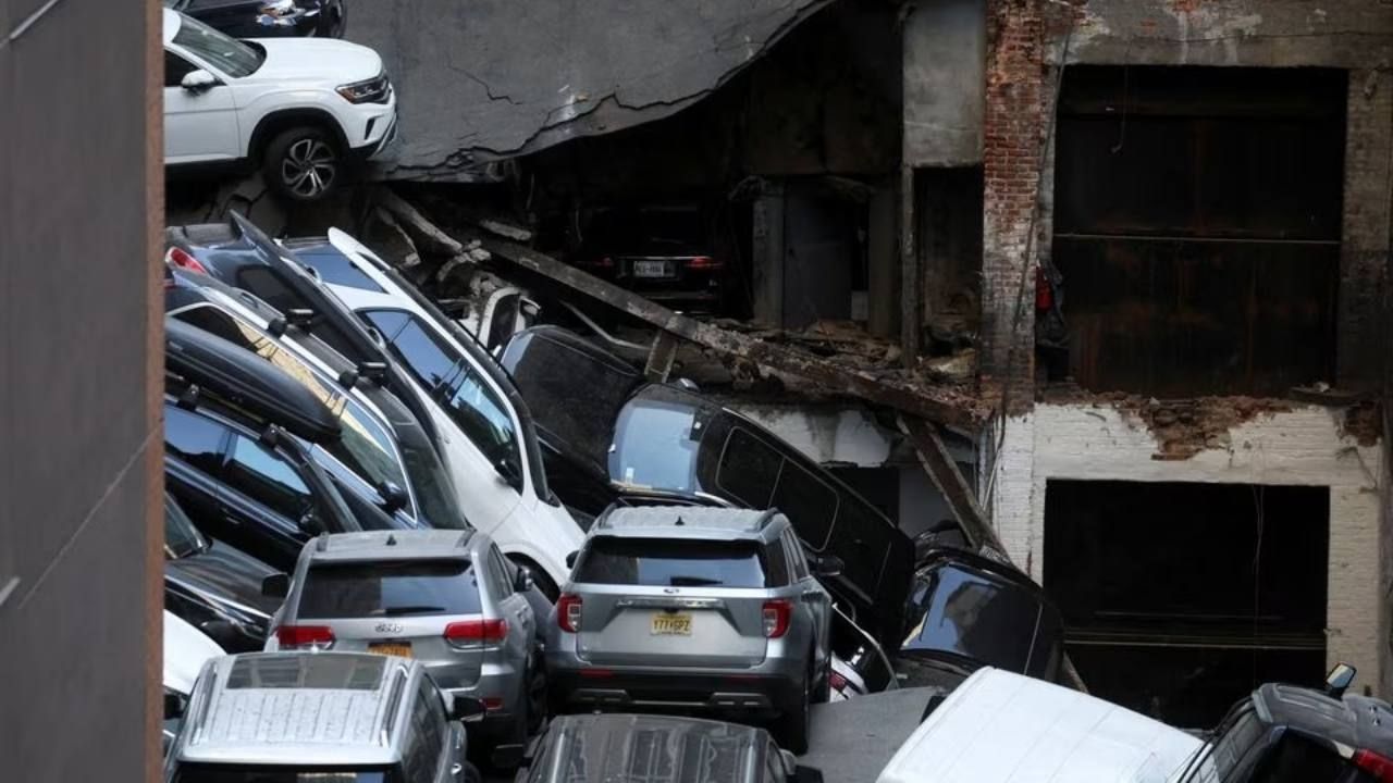 Una vista general del sitio del colapso del estacionamiento en Manhattan, Nueva York