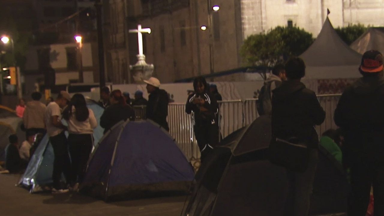 Fans de Rosalía Duermen en el Zócalo para Ganar Lugar