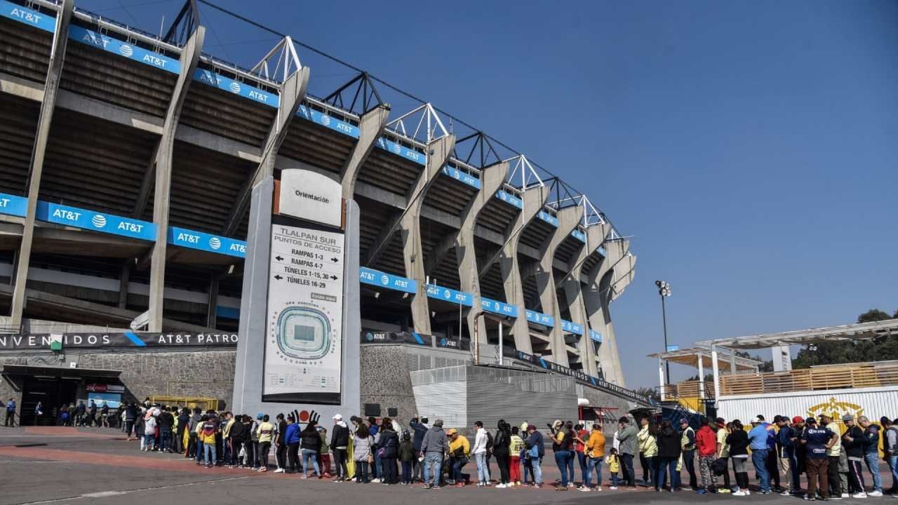 Aficionados asisten al Estadio Azteca para presenciar un encuentro de la Liga MX