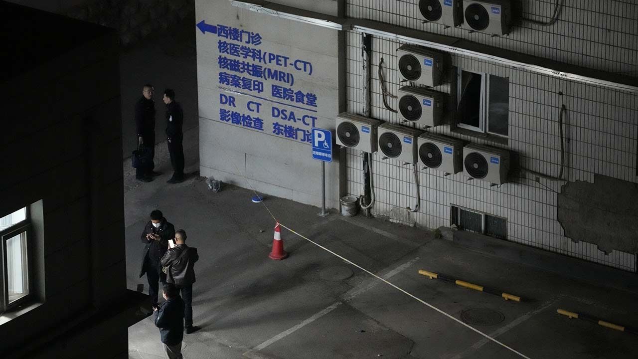 Policías resguardan el Hospital Changfeng de Beijing, luego del trágico incendio