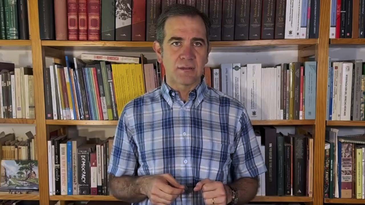 Lorenzo Córdova da último mensaje y pide a nuevos consejeros resistir embates