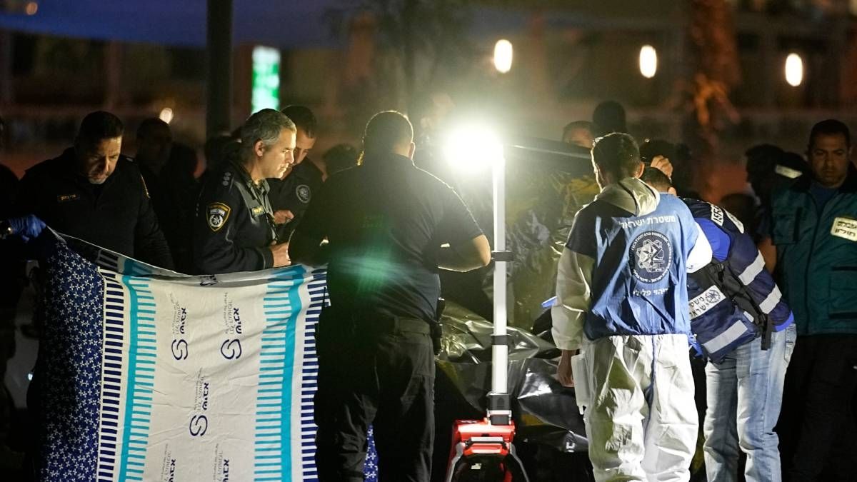 Policías trabajan en la zona del atropellamiento en Tel Aviv, Israel