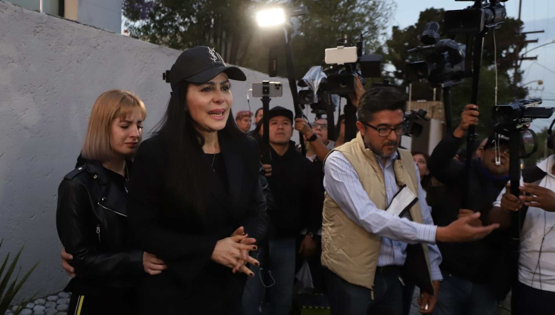 Maribel Guardia habló con medios afuera se su casa