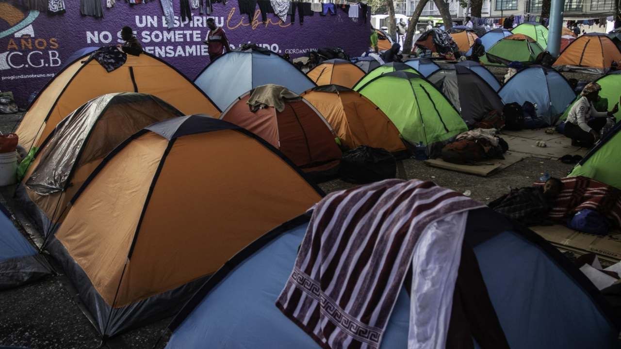 La Comisión Mexicana de Ayuda a Refugiados (Comar), encargada de tramitar las tarjetas humanitarias, lleva retraso en más de 100,000 casos