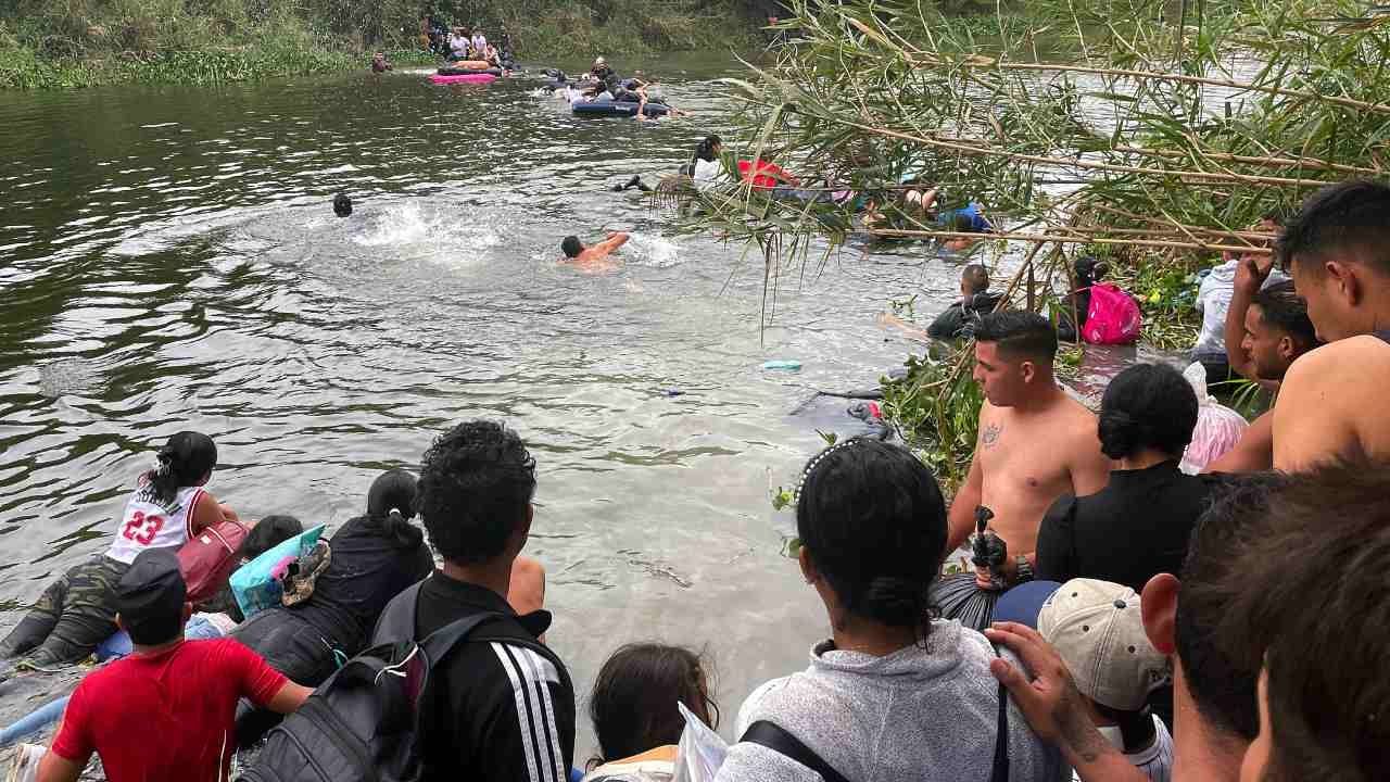 Ola masiva de migrantes arriba a Brownsville, Texas