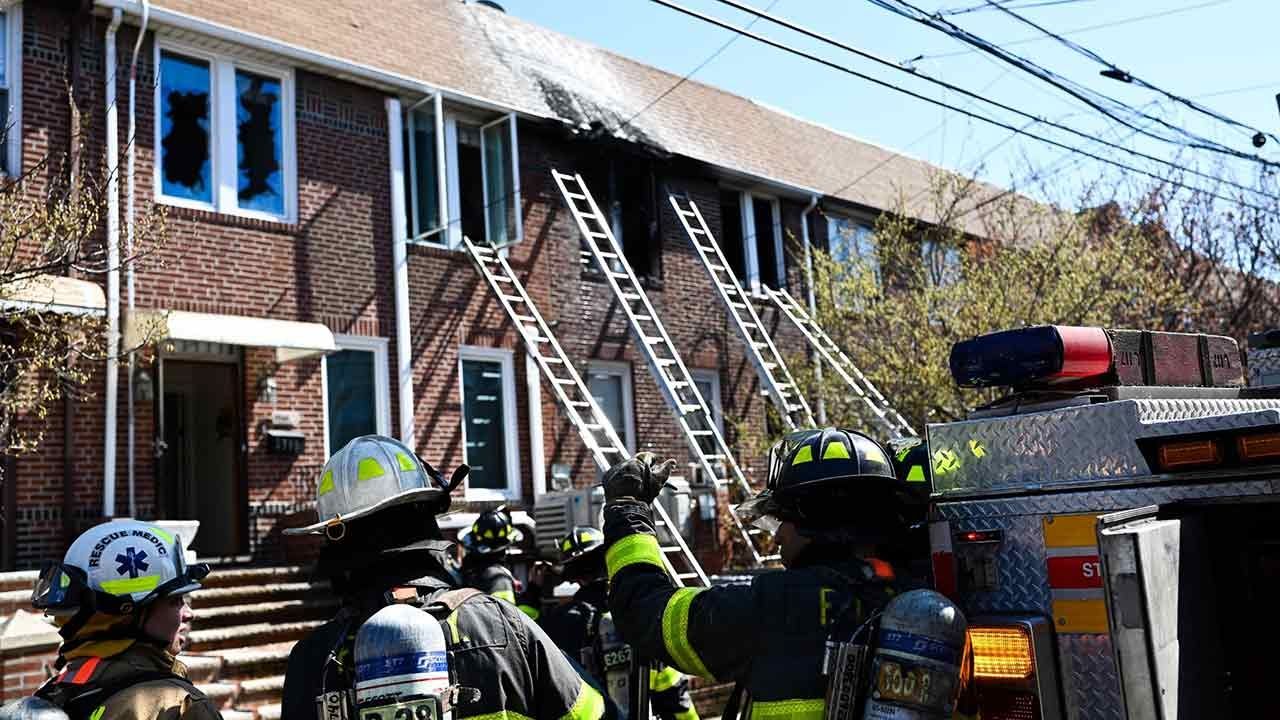 Bomberos de Nueva York atienden el incendio causado por una bicicleta eléctrica en una vivienda de dos pisos