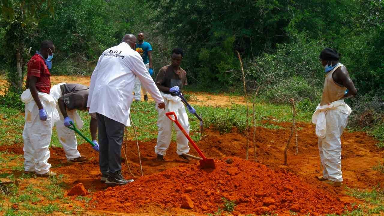 Suman 103 personas exhumadas de bosque en Kenia; ayunaron hasta morir