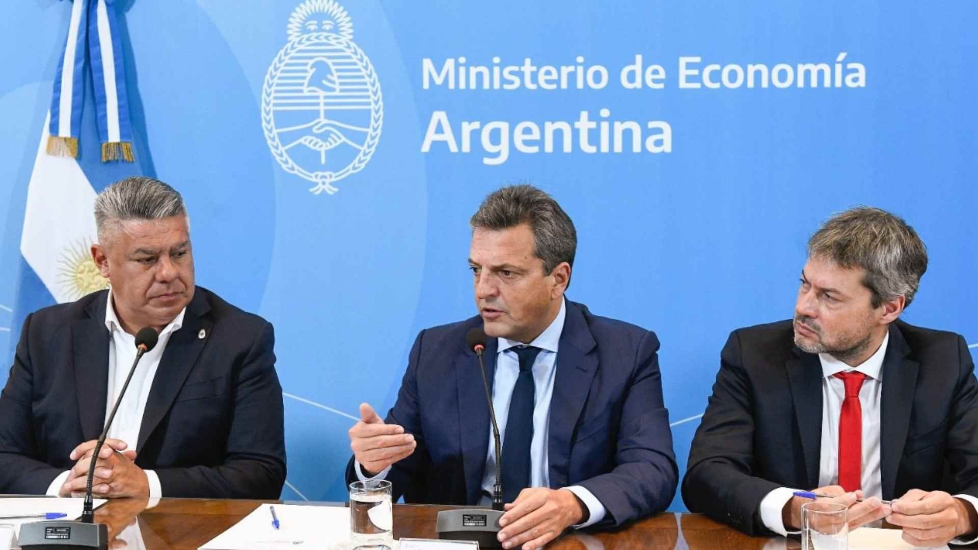  El ministro de Economía, Sergio Massa junto a su par de Turismo y Deportes, Matias Lammens participan del acto de oficialización del Mundial sub-20 en Argentina