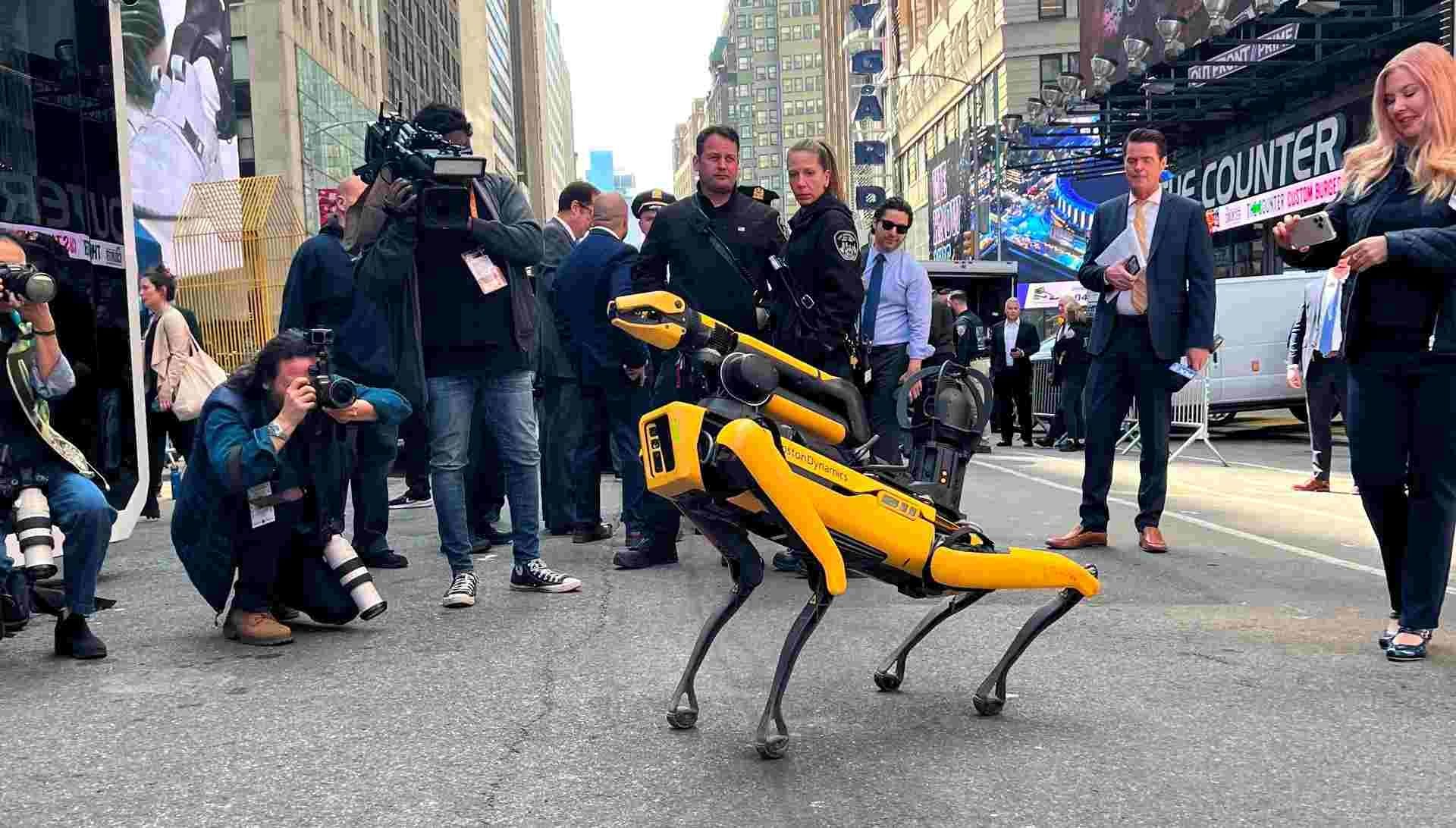 Digidog fue presentado en Times Square, Nueva York, por el alcalde Eric Adams