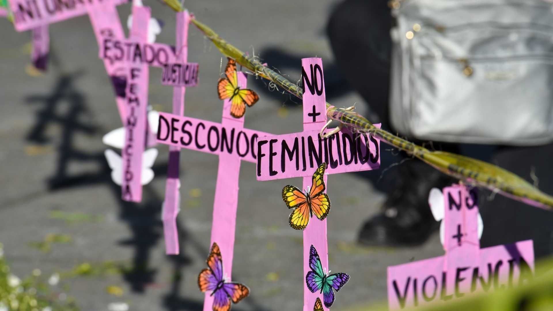  anti ofrenda en la Plaza de los Mártires en protesta por los feminicidios en el Edome