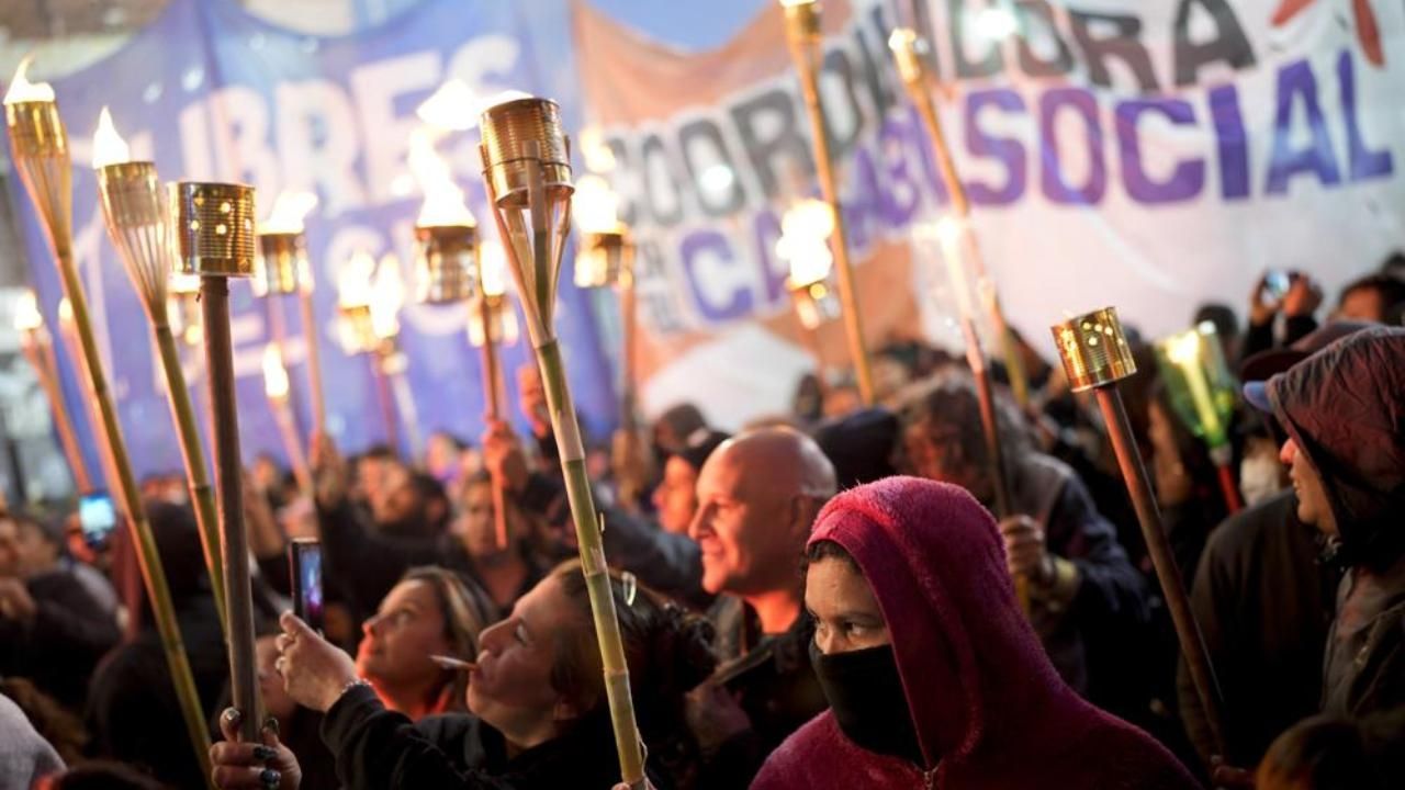 Argentinos marchan con antorchas en reclamo de salarios más altos para enfrentar la inflación