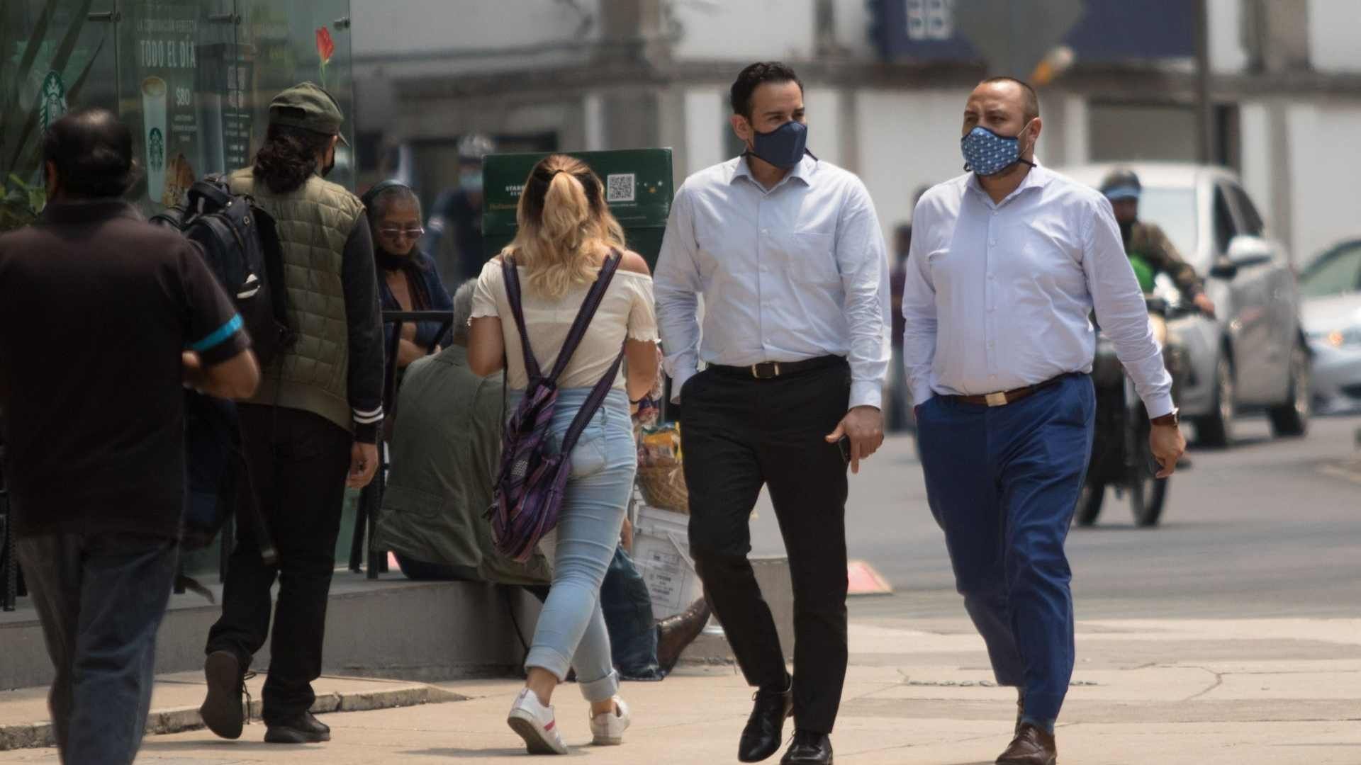 Oficinistas descansan durante sus labores diarias