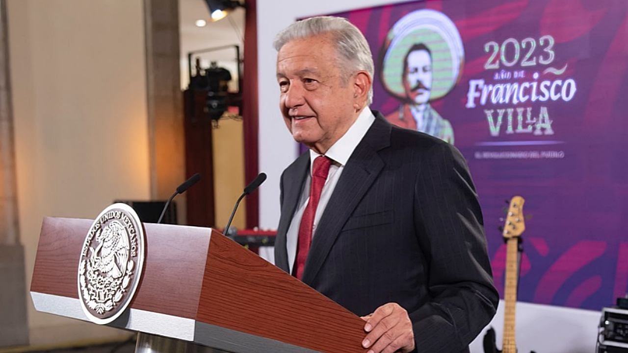 El presidente Andrés Manuel López Obrador presenta su mañanera desde Palacio Nacional