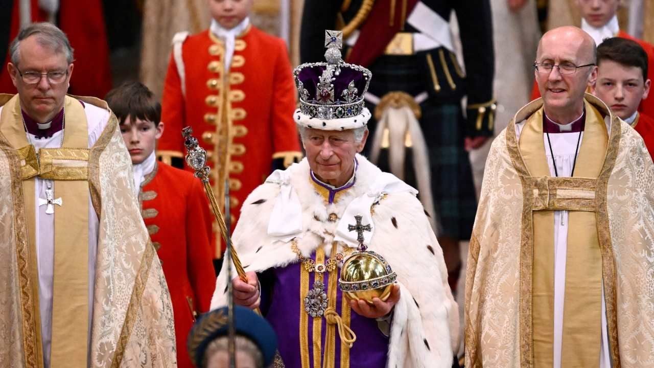 El rey Carlos III tras coronación en la Abadía de Westminster