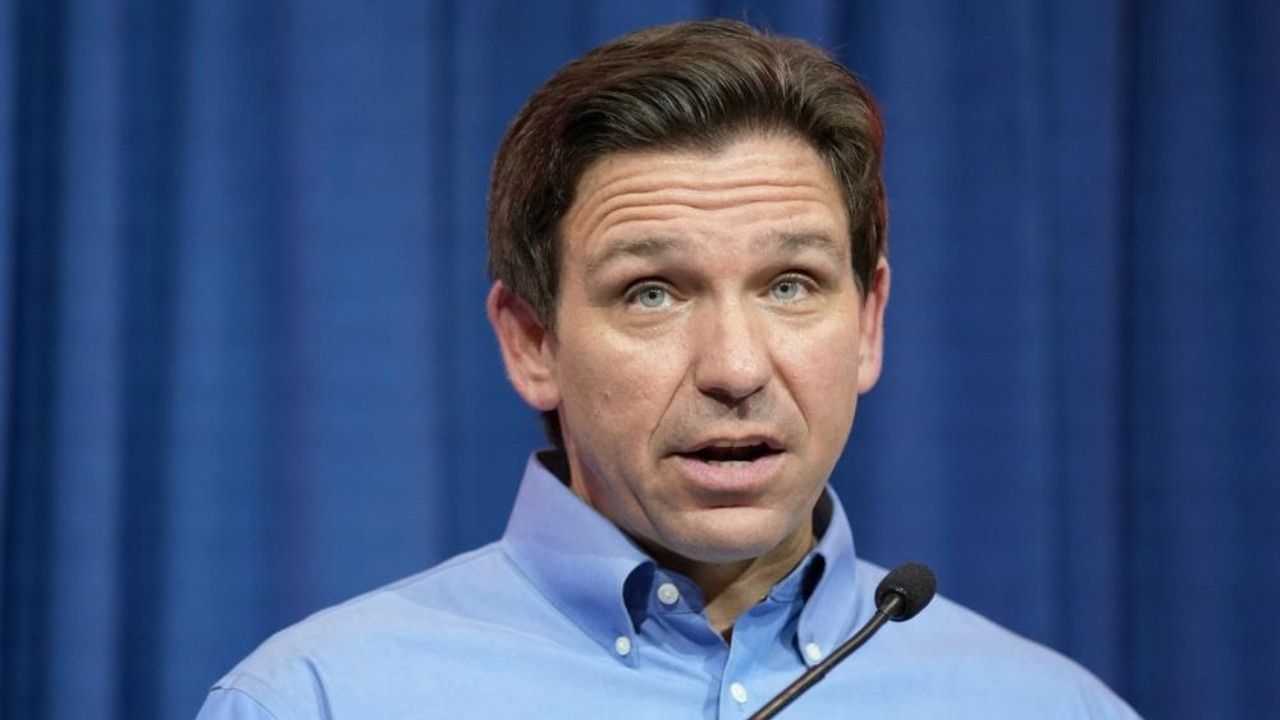 El gobernador de Florida, Ron DeSantis, habla durante un evento