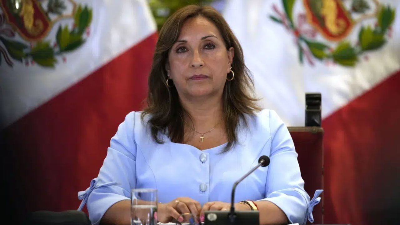 La peruana Dina Boluarte da una conferencia en el palacio de gobierno en Lima