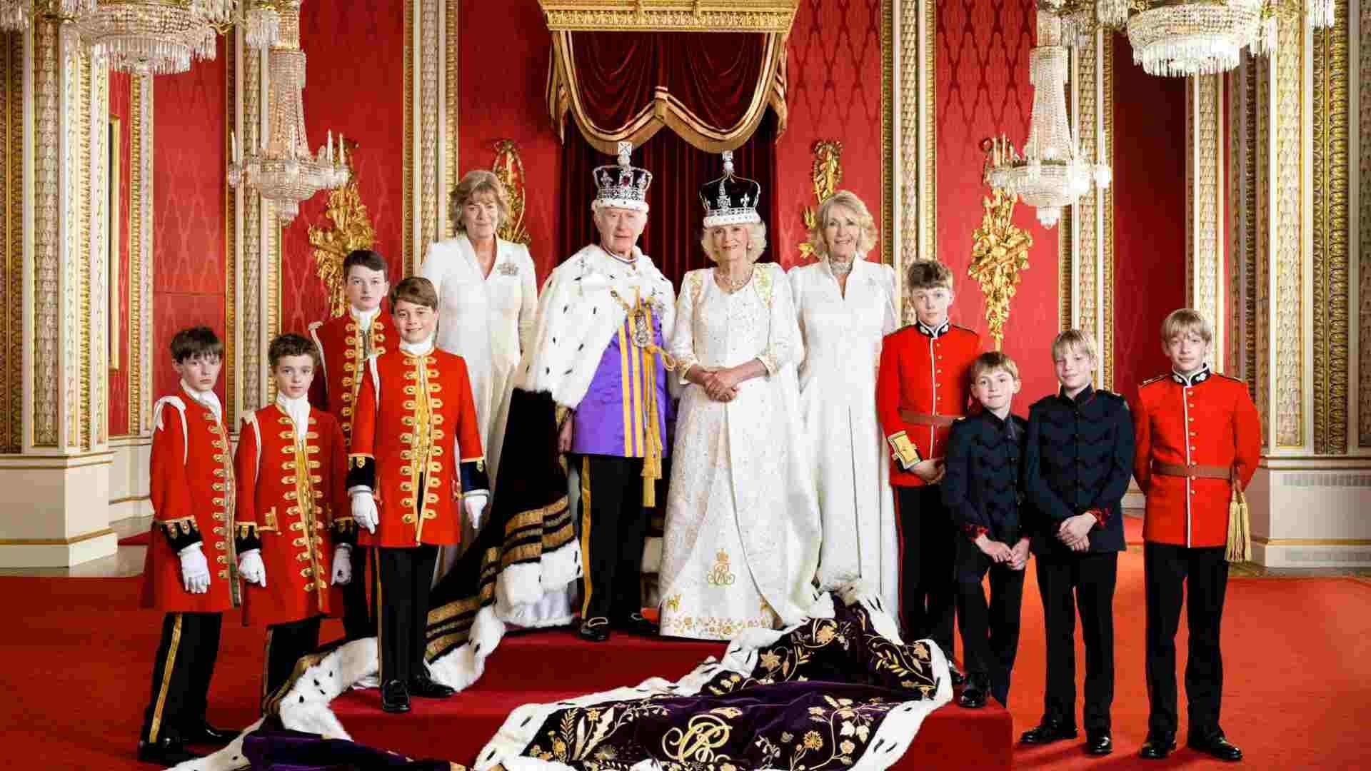 El Rey Carlos III se toma una fotografía oficial junto a sus familiares cercanos