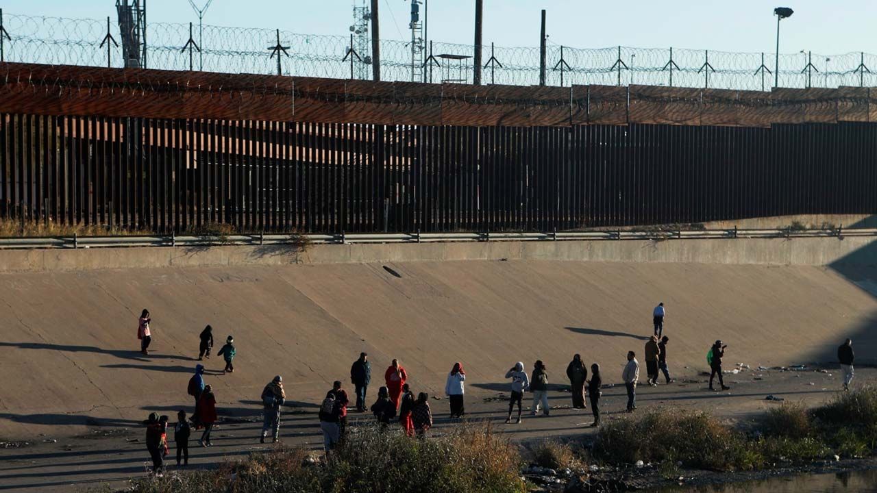 Gobernador de Texas, Greg Abbott, anunció despliegue de unidad de la Guardia Nacional que operará con helicópteros para evitar la entrada de migrantes