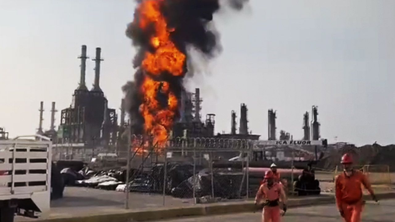 Se registra incendio en la refinería de Pemex en Salina Cruz, Oaxaca 