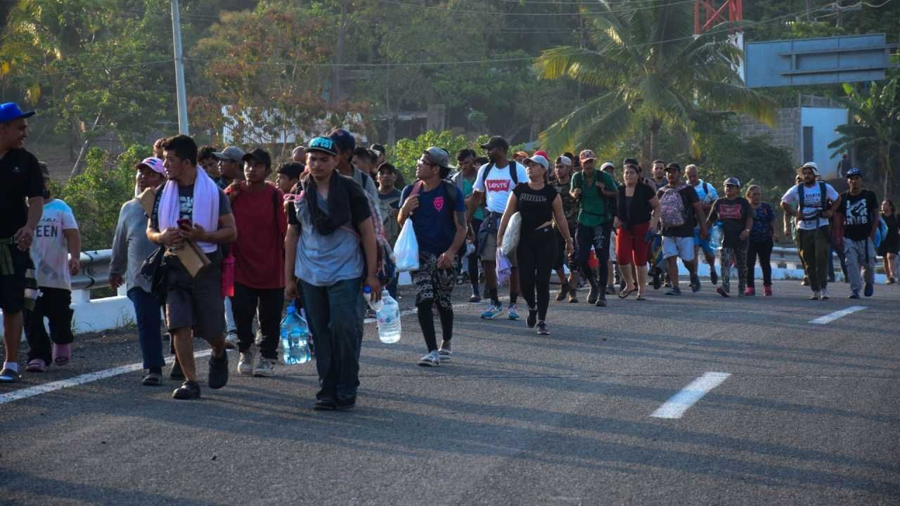 Otros migrantes en la frontera sur de México parten hacia Estados Unidos mientras ignoran qué es el Título 42