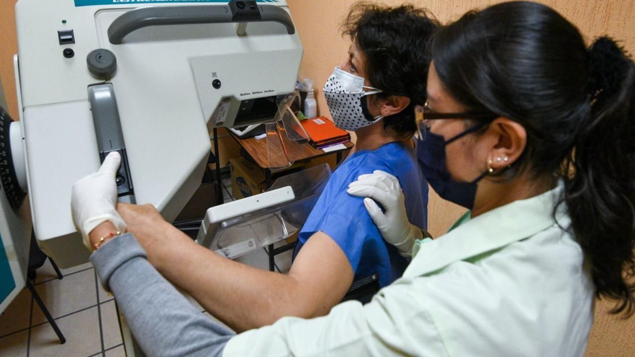 Las mujeres deberían empezar a hacerse mastografías a partir de los 40 años, según recomendó este martes el influyente Grupo de Trabajo sobre Servicios Preventivos de EU