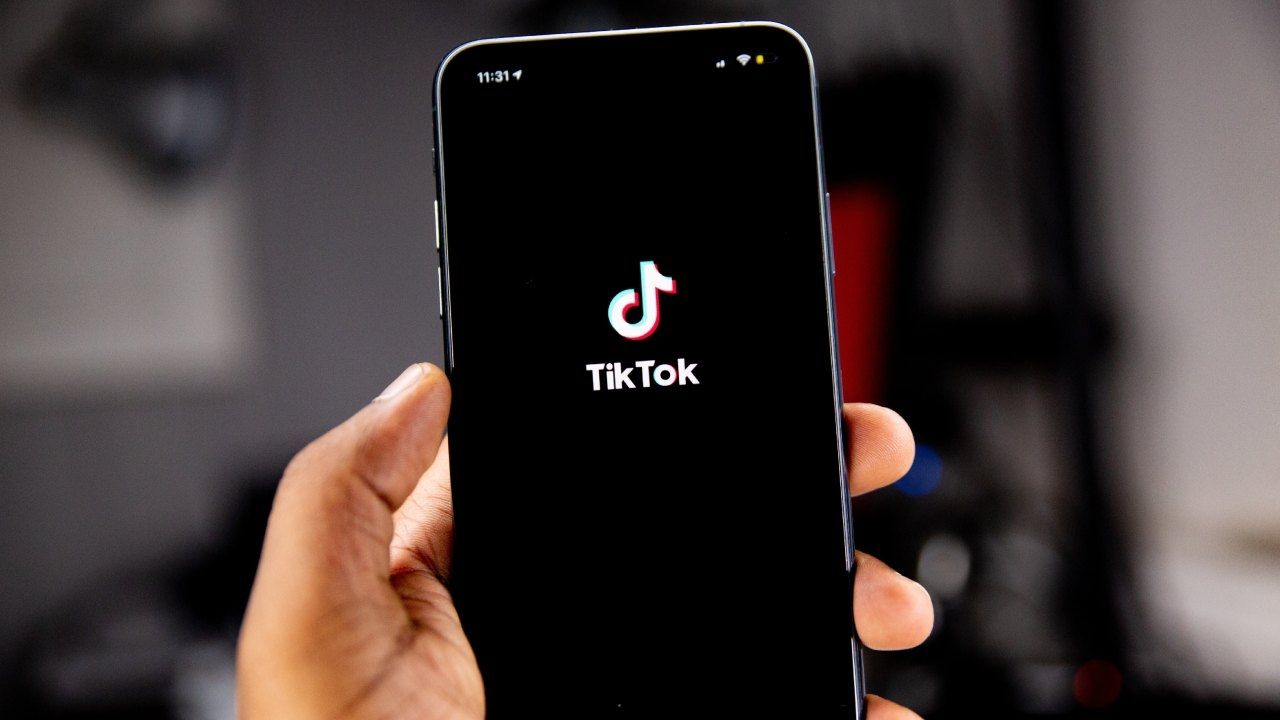 Una empresa ofrece pagar a las personas por ver videos en TikTok