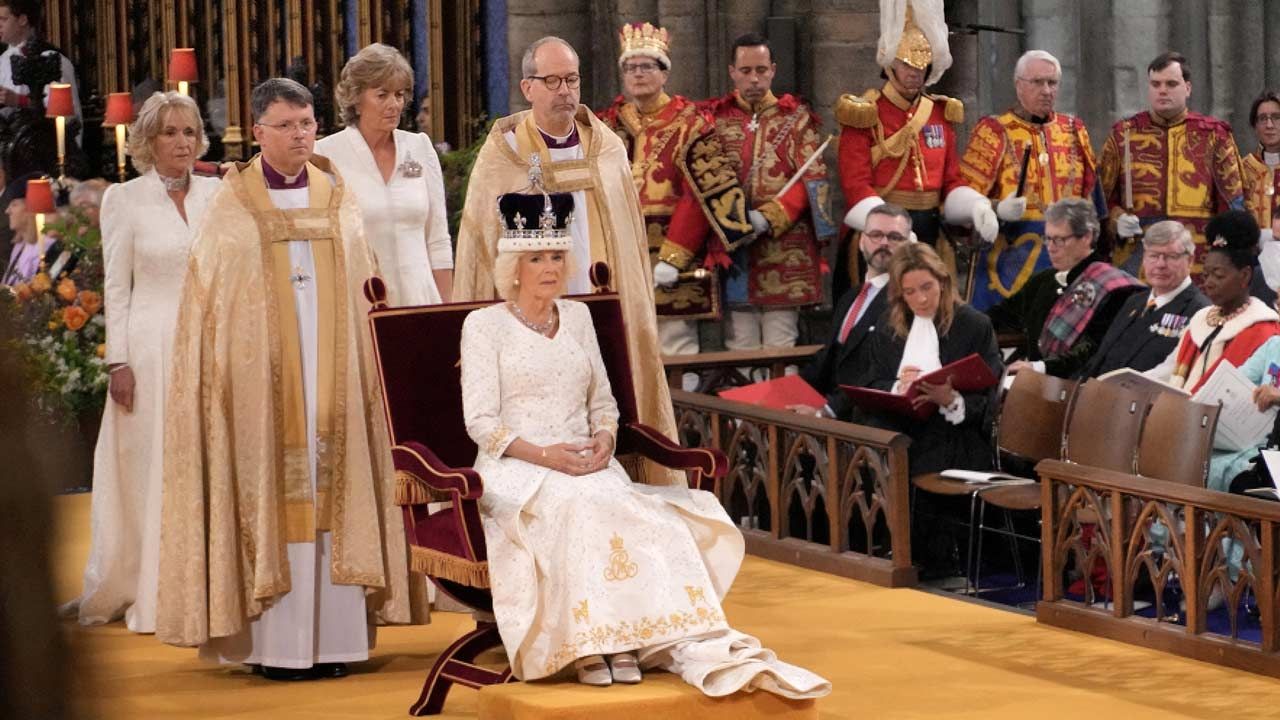 Reina Camila rinde homenaje a Isabel II con bordado de corgis