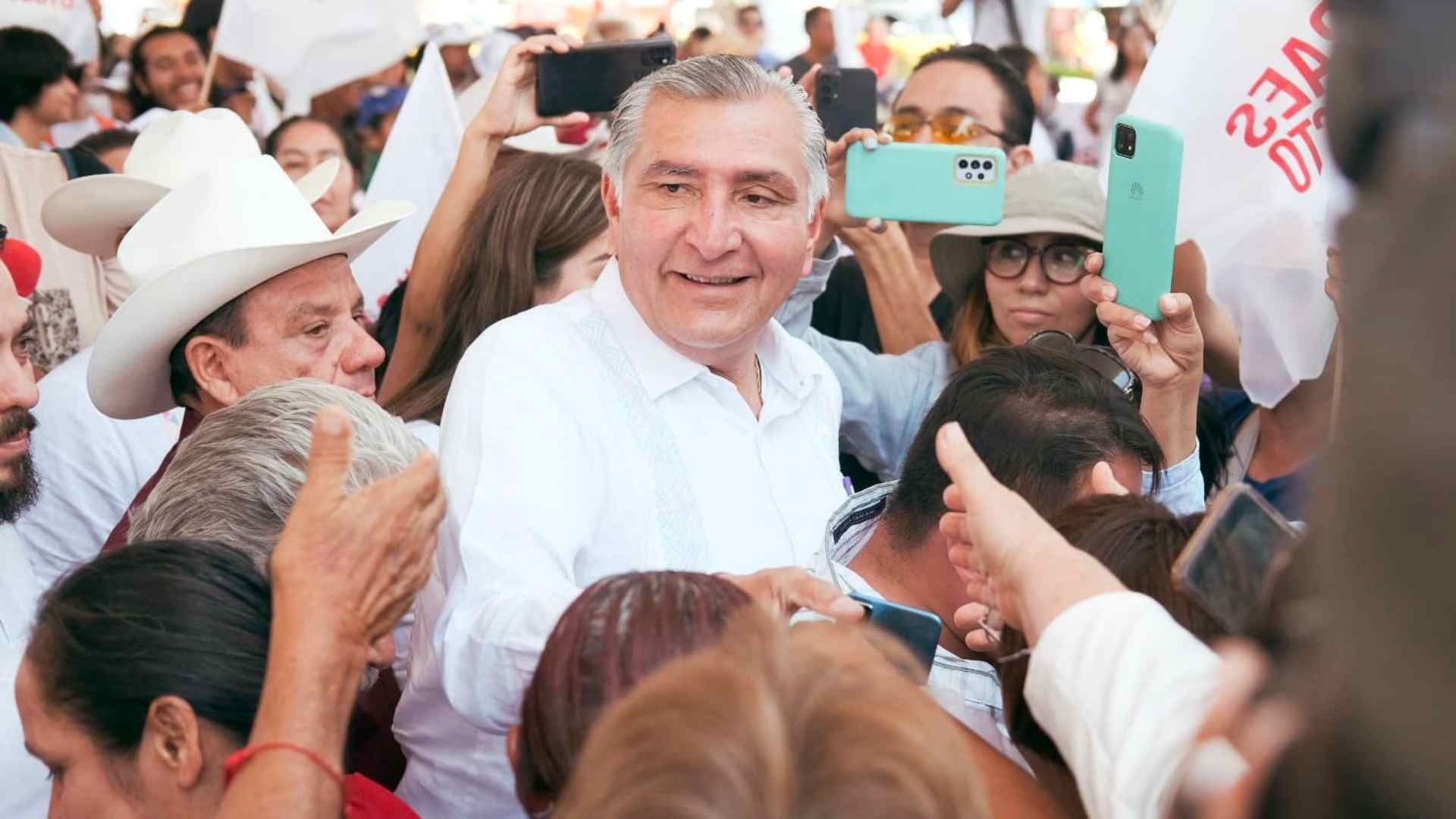 Adán Augusto López en su gira por Querétaro.