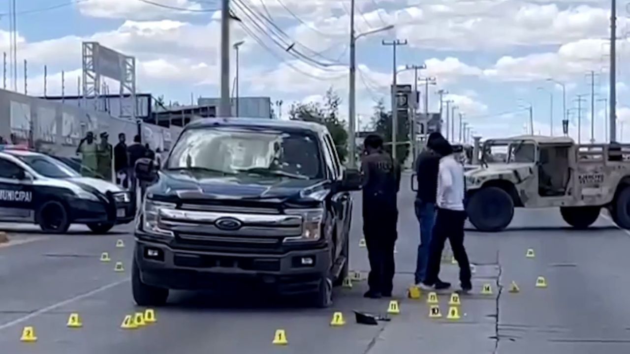 Los presuntos responsables huyeron en una camioneta que abandonaron metros adelante de donde ocurrió el ataque. 