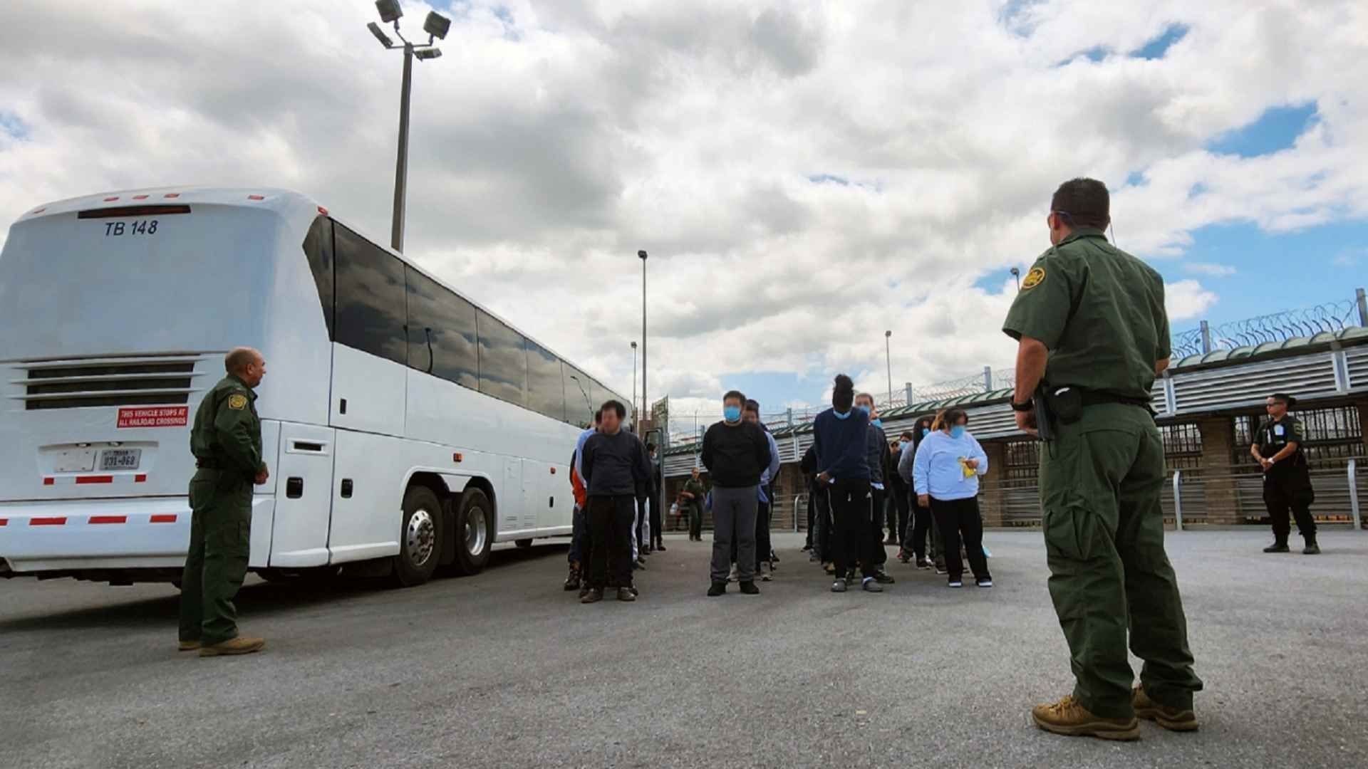 Agentes de la Patrulla fronteriza con migrates