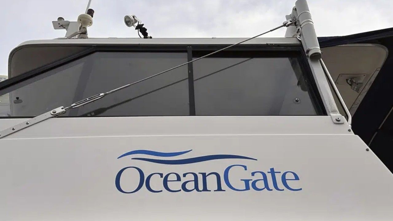 El logo de OceanGate Expeditions se ve en un barco cerca de las oficinas de la compañía