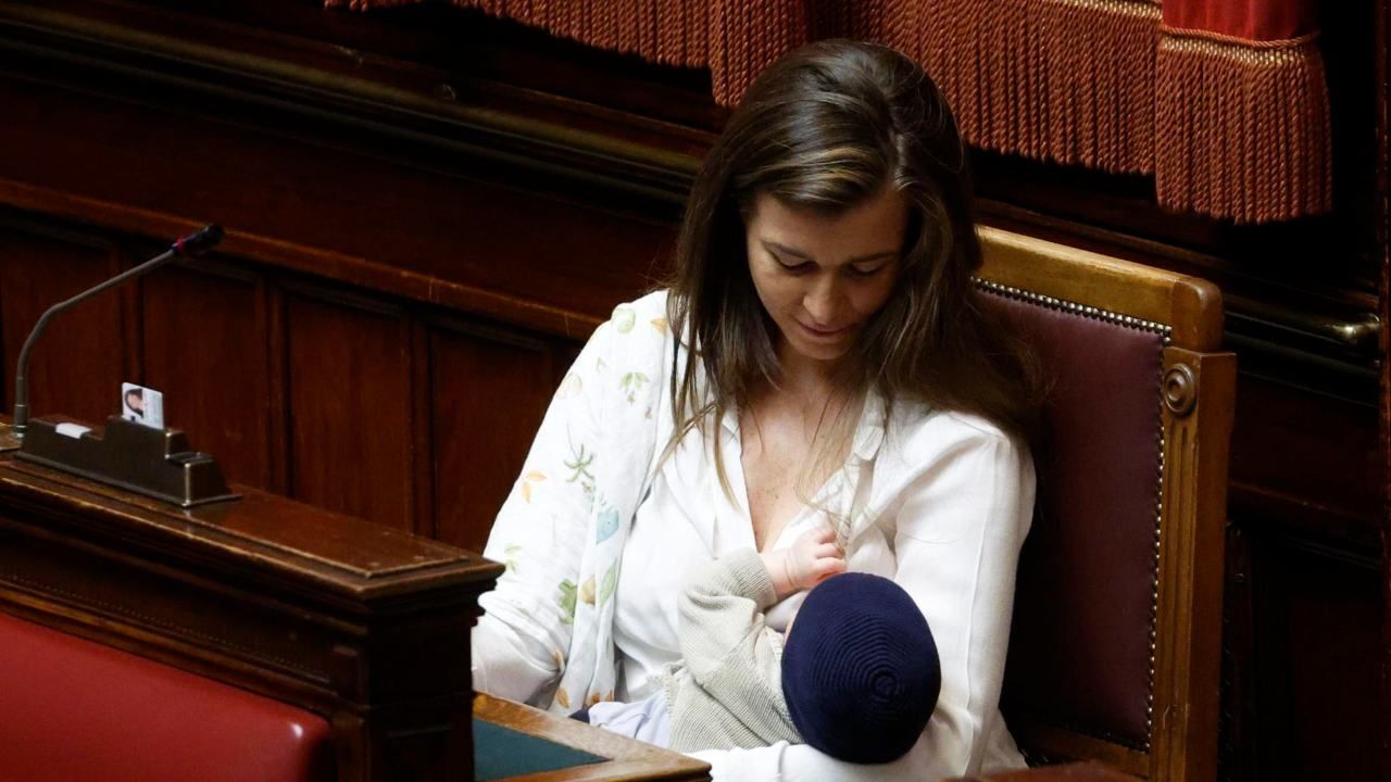 Italia: Aplauden que bebé sea amamantado en Parlamento por diputada Gilda Sportiello