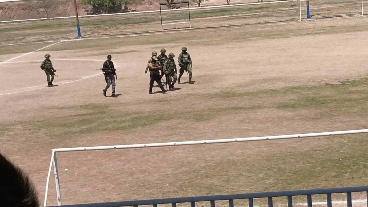 Los hechos ocurrieron minutos después del mediodía de este domingo en la cancha de futbol de la unidad deportiva de Tepaxtitlan, a unas dos horas de Iguala 