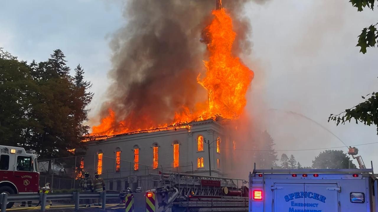 En 1862 un incendio consumió la iglesia que se encontraba en el mismo sitio, ahora el mismo destino acompañó a la que construyeron después del incidente ocurrido en el Siglo XVIII