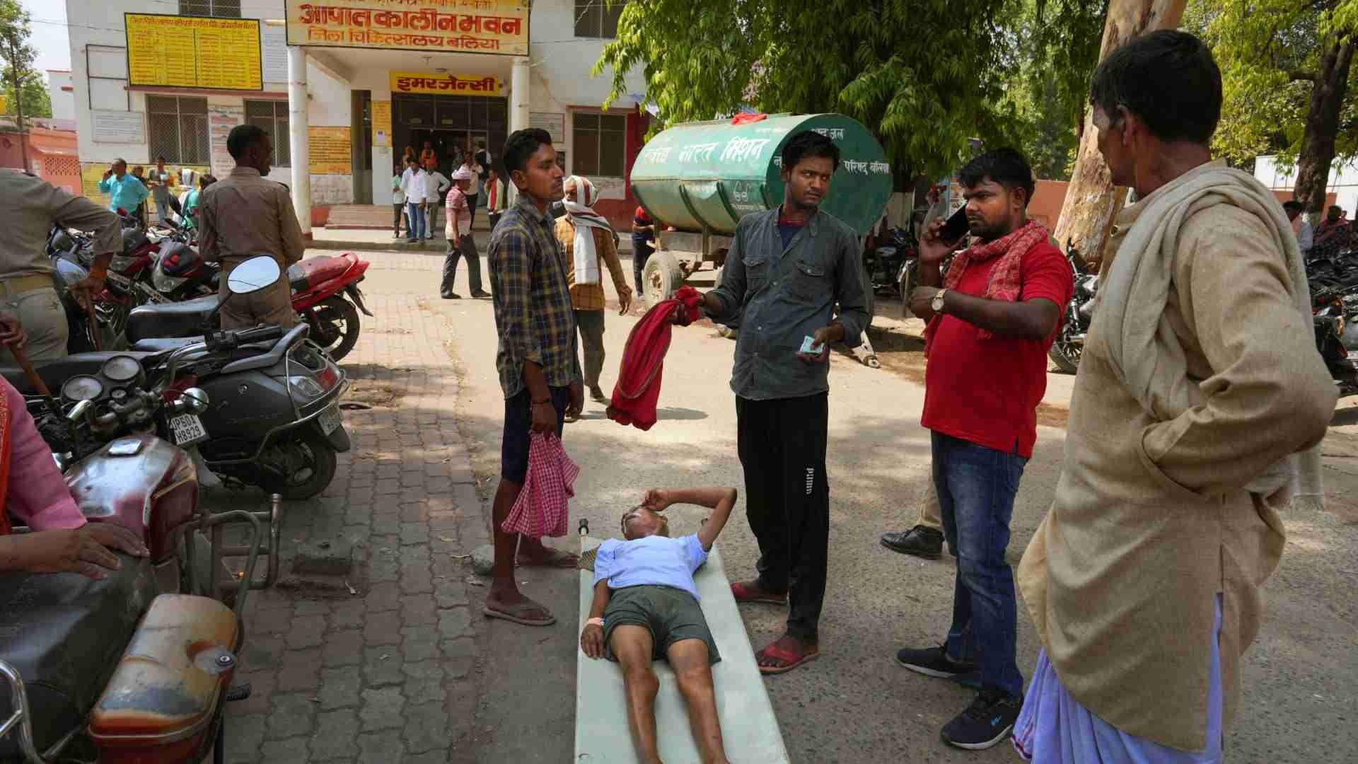 Enfermos por calor en hopsital de India