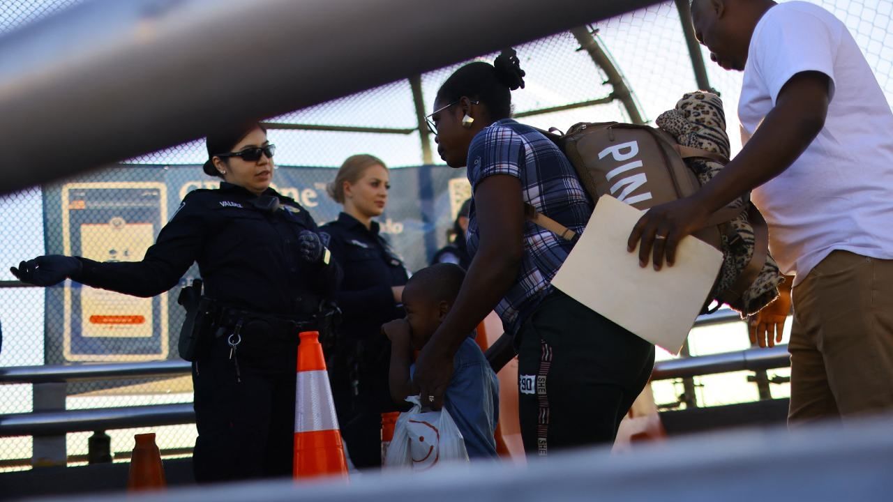  EUA vio un promedio diario de 3 mil 100 arrestos de personas que habían cruzado la frontera de manera irregular, de acuerdo con la información del DHS 