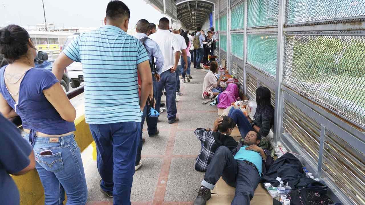 Migrantes Provocan Estampida en Puente Internacional de Matamoros