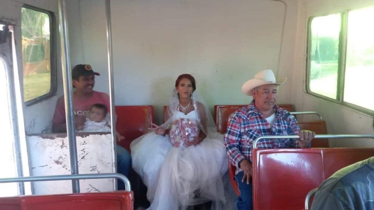 Novia Sube a Camión para Llegar a su Boda en Sonora